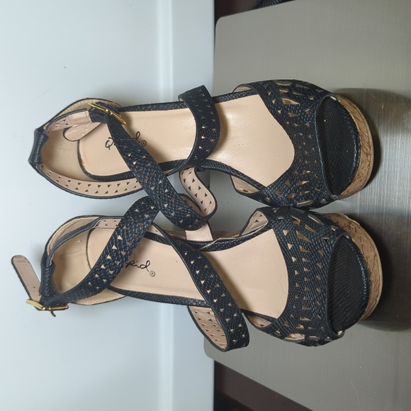 Qupid Black Criss-Cross Laser Cut Platform Wedge Open-Toe Women's Size 6.5* - Picture 2 of 5